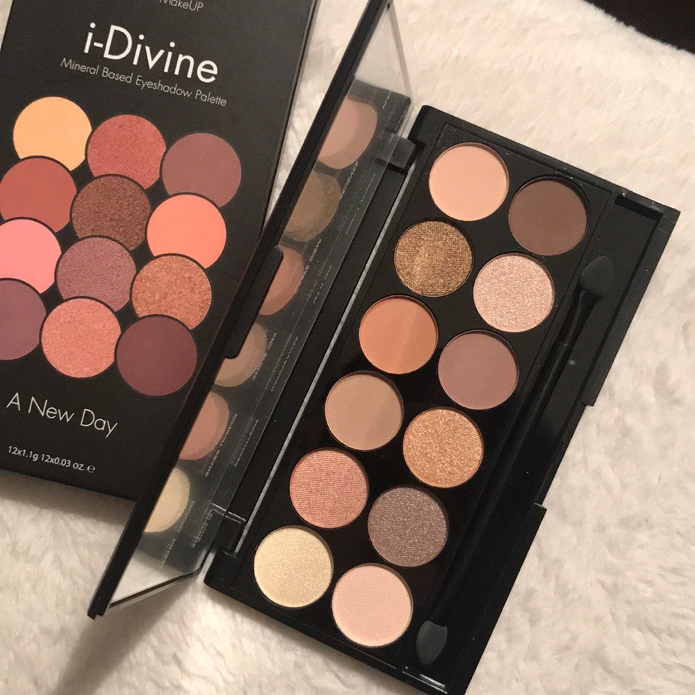 Beautiful NIB Eyeshadow Palette in A New Day❤️